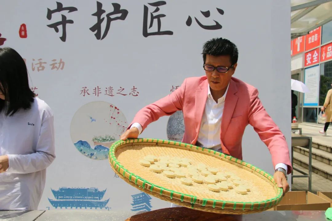 “非遗进校园 文化共传承”之衢州非遗“邵永丰麻饼”